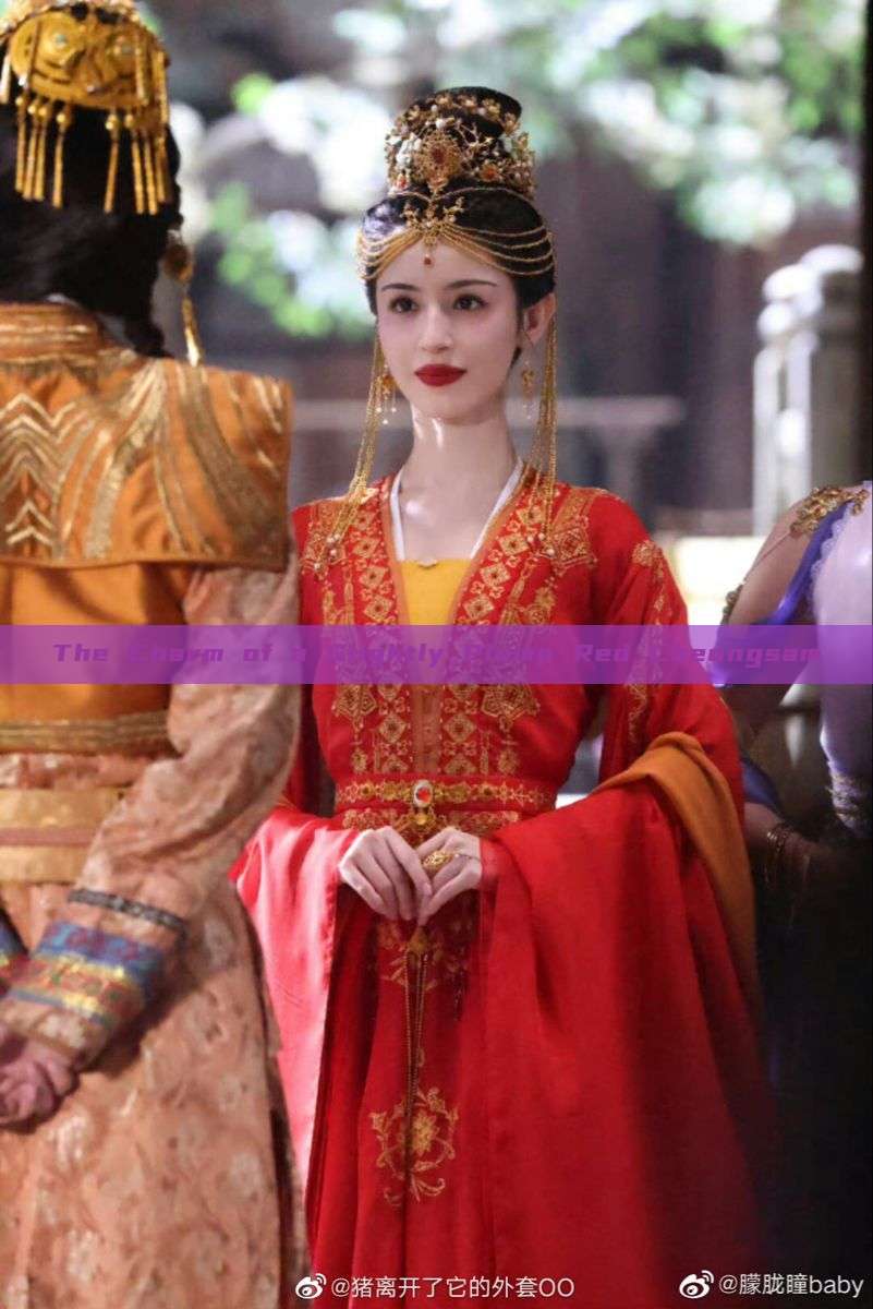 The Charm of a Slightly Plump Red Cheongsam The Charm of a Slightly Plump Red Cheongsam