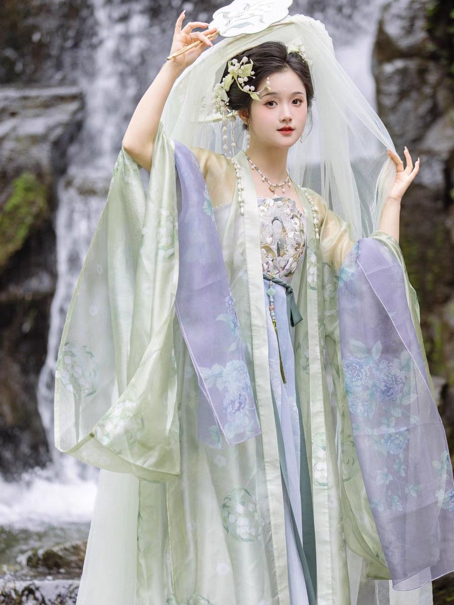 Enhancing the Elegance of Hanfu Portraits:A Guide to Photo Editing Enhancing the Elegance of Hanfu Portraits:A Guide to Photo Editing