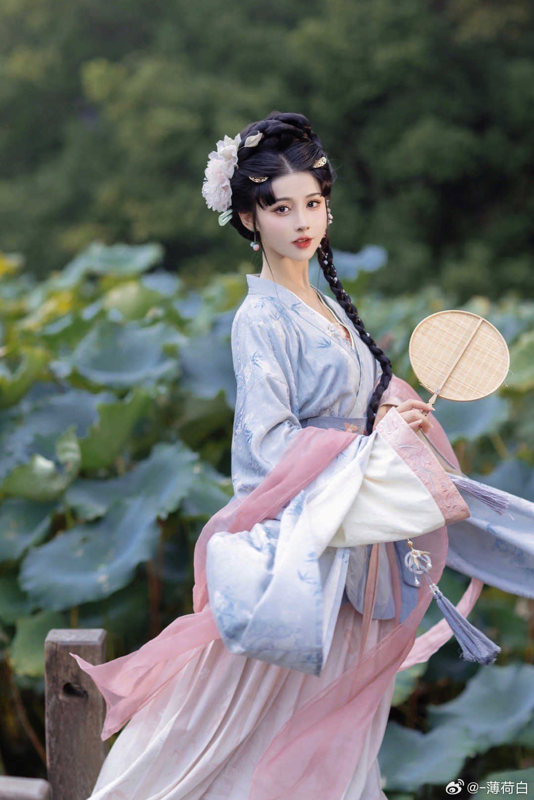 The Enchanting Journey of a Heroic Girl in Martial Arts-Style Hanfu The Enchanting Journey of a Heroic Girl in Martial Arts-Style Hanfu