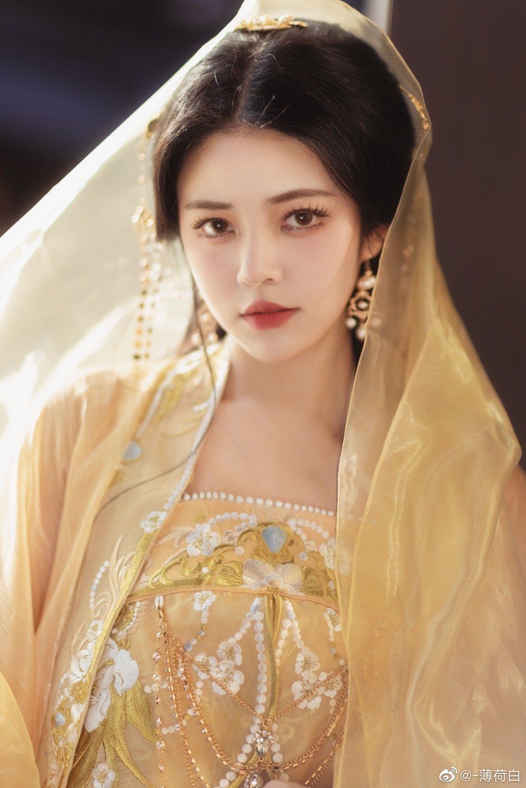The Enchanting Charm of a Red Hanfu Ancient Girl The Enchanting Charm of a Red Hanfu Ancient Girl