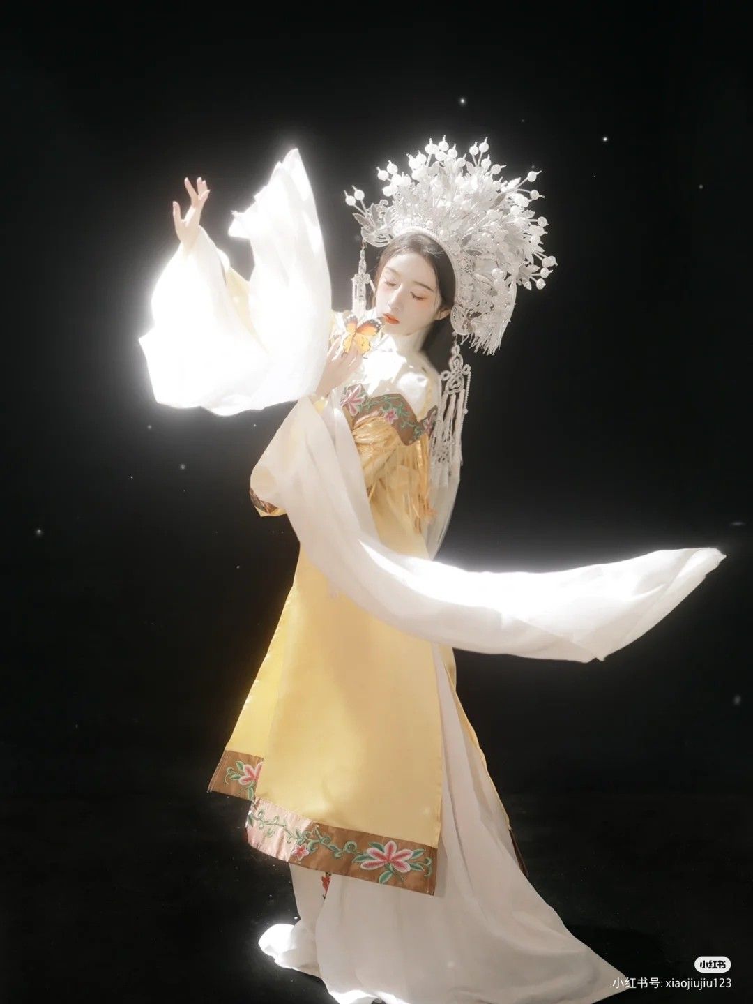 Luxury Cheongsam:A Glamor of Traditional Elegance Luxury Cheongsam:A Glamor of Traditional Elegance