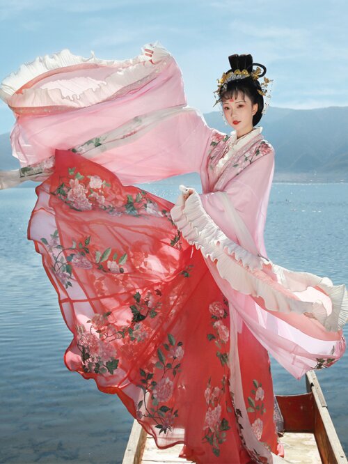 The Splendor of Hanfu:The Elaborate Beauty of Broad-sleeved Outer Robes The Splendor of Hanfu:The Elaborate Beauty of Broad-sleeved Outer Robes