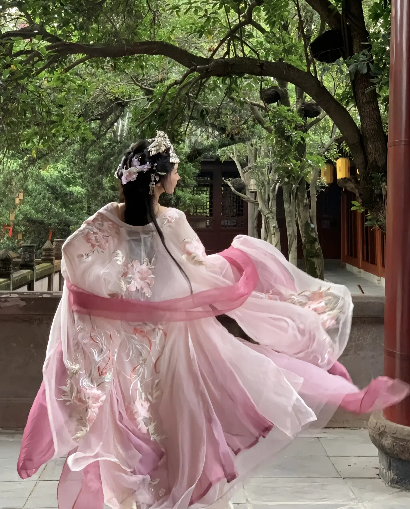 The Song Dynastys Hanfu Costume:A Study on the Song-Style Hanfu Crown The Song Dynastys Hanfu Costume:A Study on the Song-Style Hanfu Crown