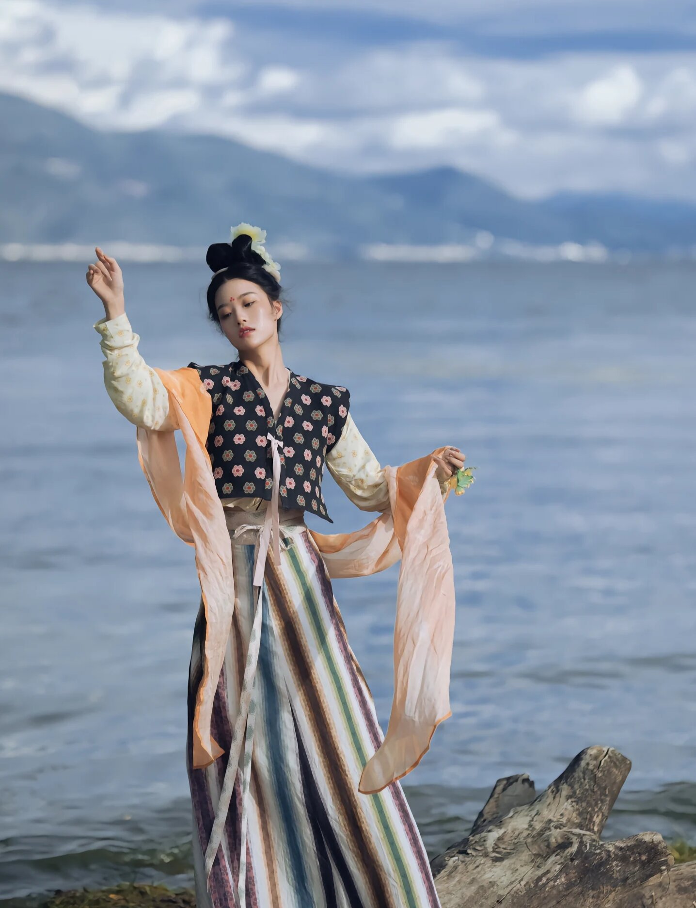 The Elegance of a White Tang-Style Dress Skirt The Elegance of a White Tang-Style Dress Skirt