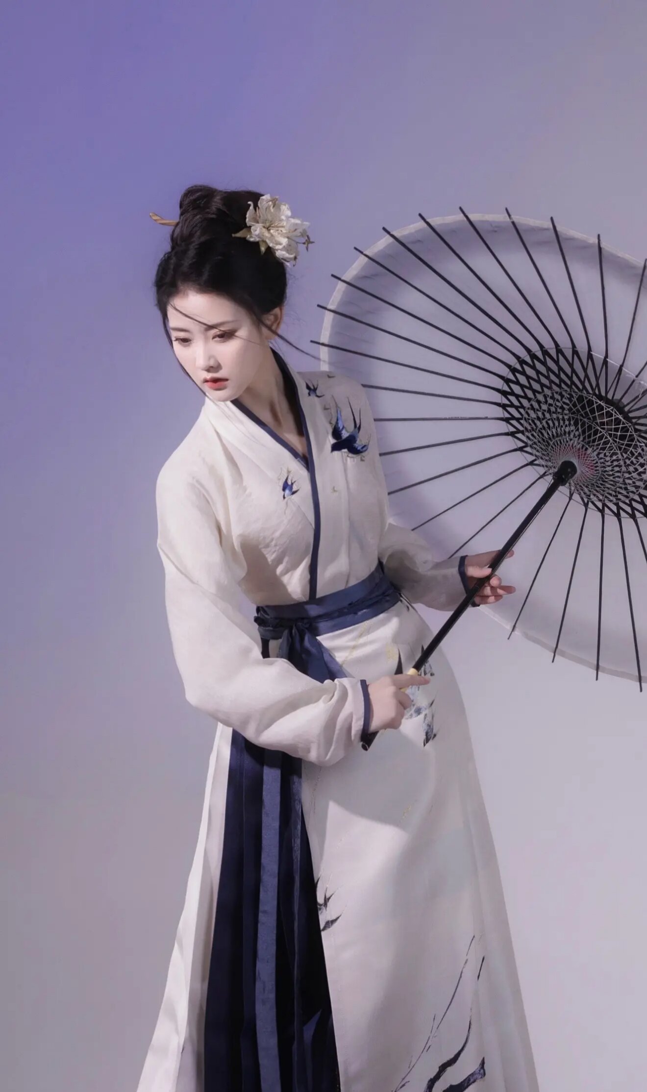 Dragon Year Greetings:The Elegance of Hanfu-Clad Women Dragon Year Greetings:The Elegance of Hanfu-Clad Women
