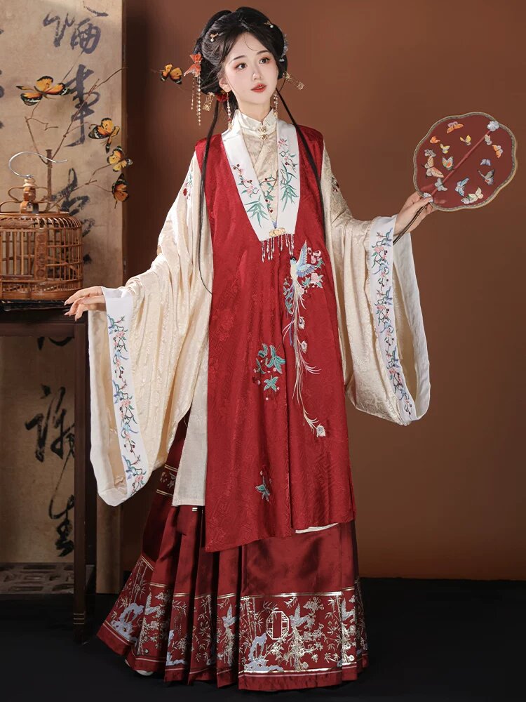 Embracing Tradition:The New-Age Cheongsam in the Modern World Embracing Tradition:The New-Age Cheongsam in the Modern World