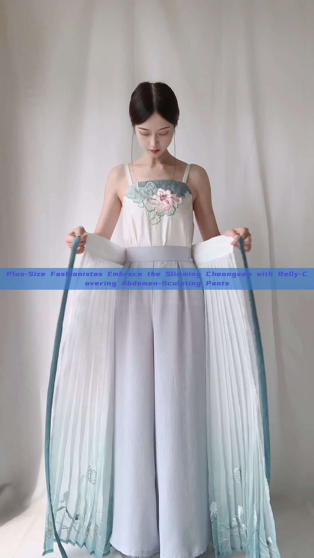 Plus-Size Fashionistas Embrace the Slimming Cheongsam with Belly-Covering Abdomen-Sculpting Pants Plus-Size Fashionistas Embrace the Slimming Cheongsam with Belly-Covering Abdomen-Sculpting Pants