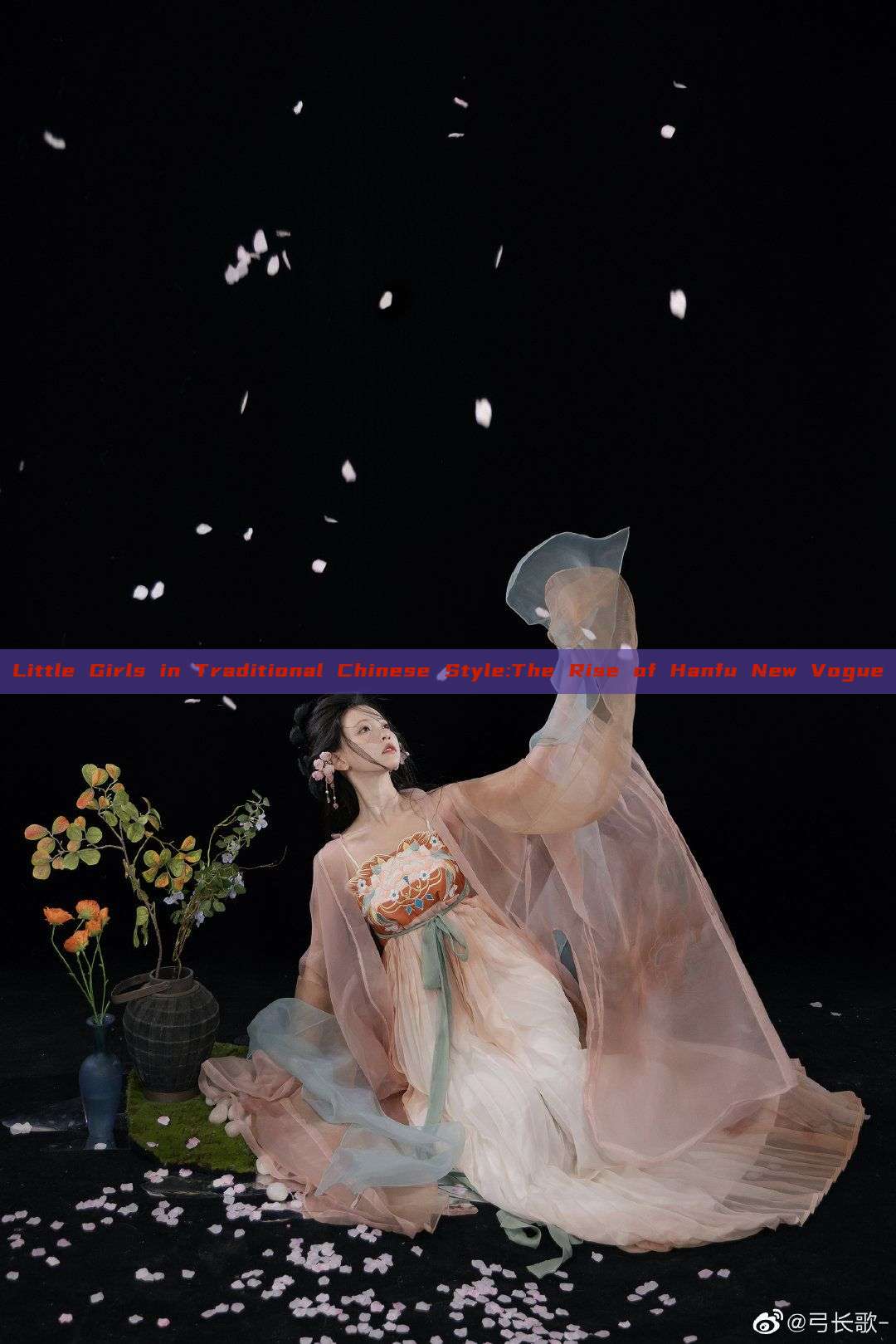 Little Girls in Traditional Chinese Style:The Rise of Hanfu New Vogue Little Girls in Traditional Chinese Style:The Rise of Hanfu New Vogue