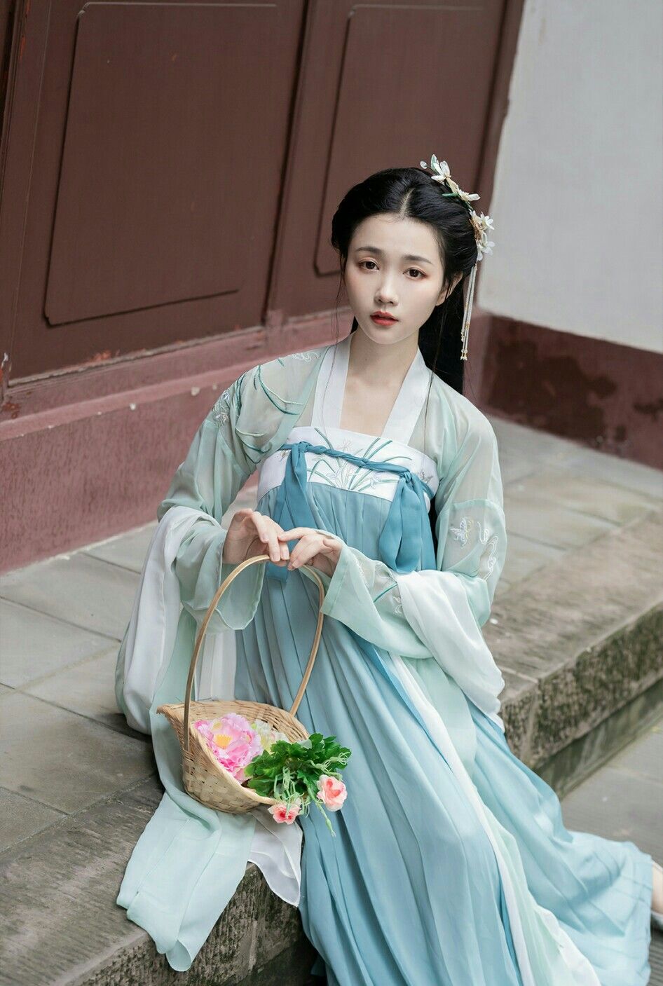 The Allure of Long-Style Chequered Qipao:A Cultural Icon of Chinese Traditional Elegance The Allure of Long-Style Chequered Qipao:A Cultural Icon of Chinese Traditional Elegance