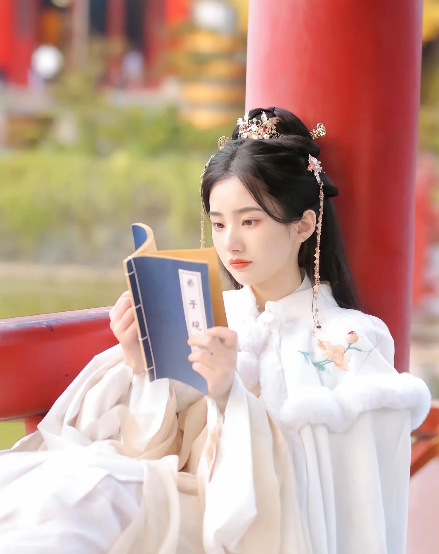 The Youthful Charm of a Cheongsam-Clad Summer Girl The Youthful Charm of a Cheongsam-Clad Summer Girl