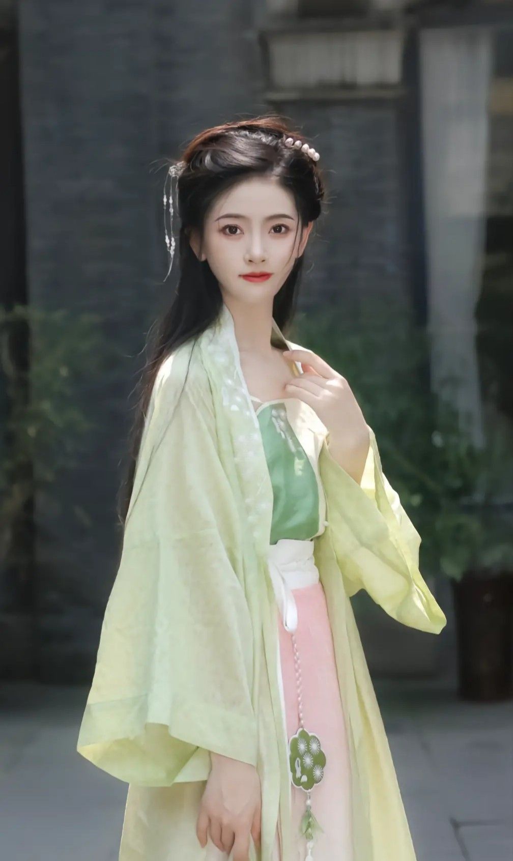 The Scholars Attendant:The Role of Hanfu Book Carriers in Traditional Chinese Culture The Scholars Attendant:The Role of Hanfu Book Carriers in Traditional Chinese Culture