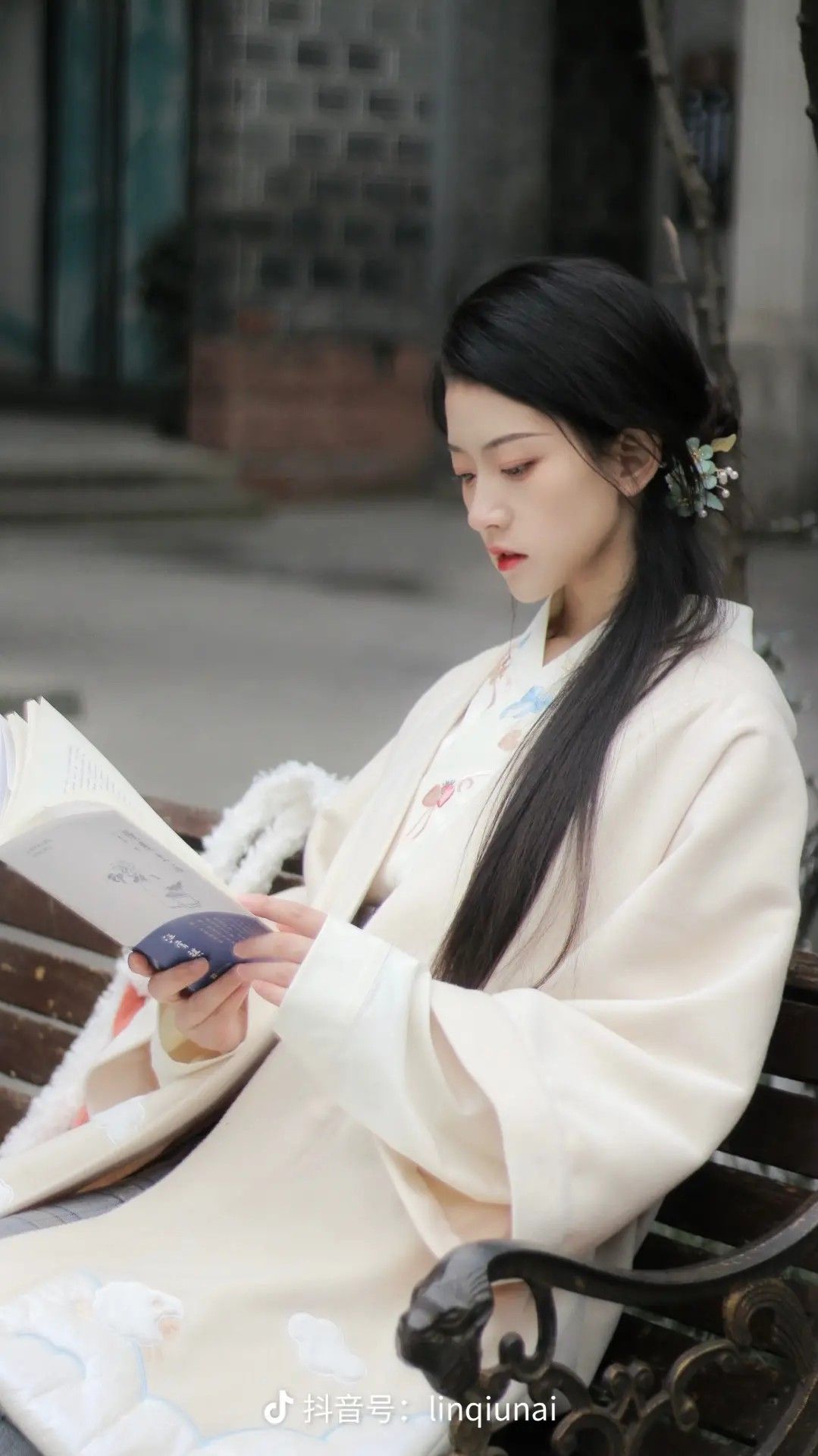 Elegant Womens Traditional Chinese-Style Tang Suit Jacket with Long Length Elegant Womens Traditional Chinese-Style Tang Suit Jacket with Long Length