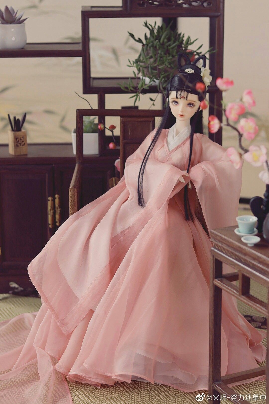 The Rise of Hanfu Traditional Clothing:A Focus on the Standing Collar Upper The Rise of Hanfu Traditional Clothing:A Focus on the Standing Collar Upper