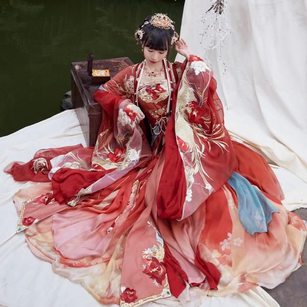 Blooming Beauty:The Original Hanfu Style of Hua Xianrong Blooming Beauty:The Original Hanfu Style of Hua Xianrong
