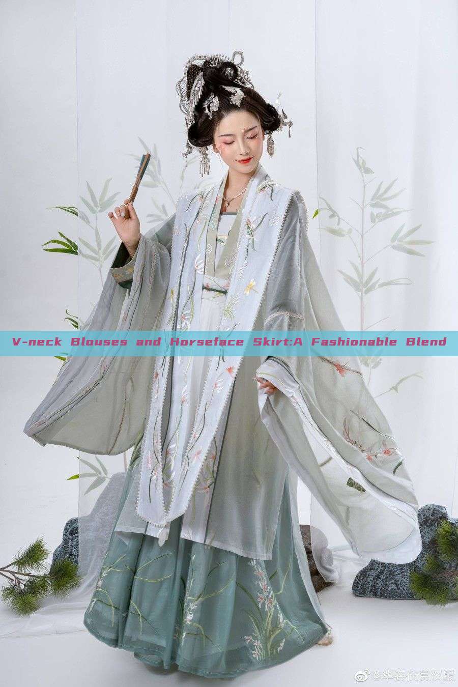 V-neck Blouses and Horseface Skirt:A Fashionable Blend V-neck Blouses and Horseface Skirt:A Fashionable Blend