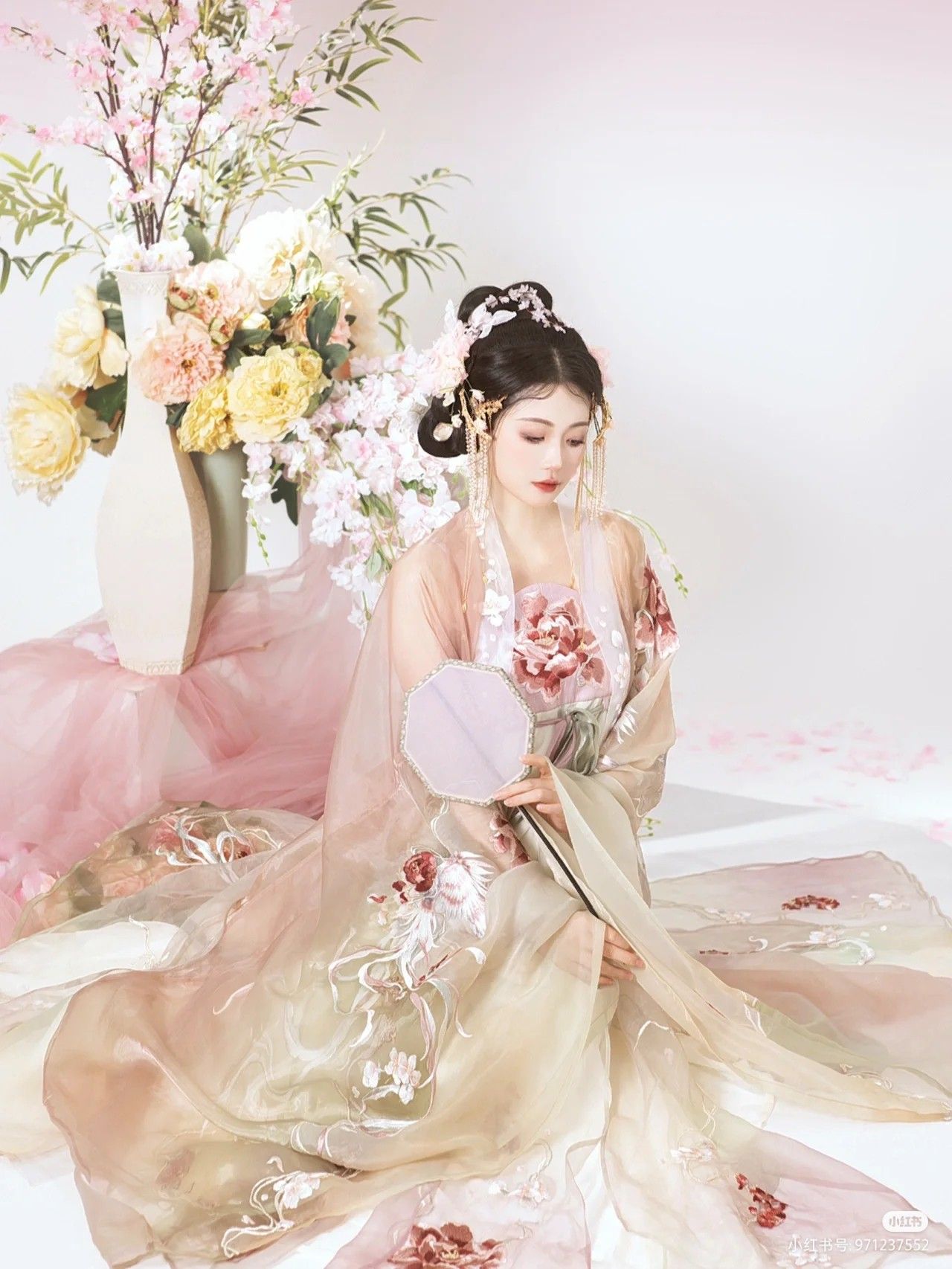 Lace Cheongsam Dress:A Slimming Fashion Statement Lace Cheongsam Dress:A Slimming Fashion Statement