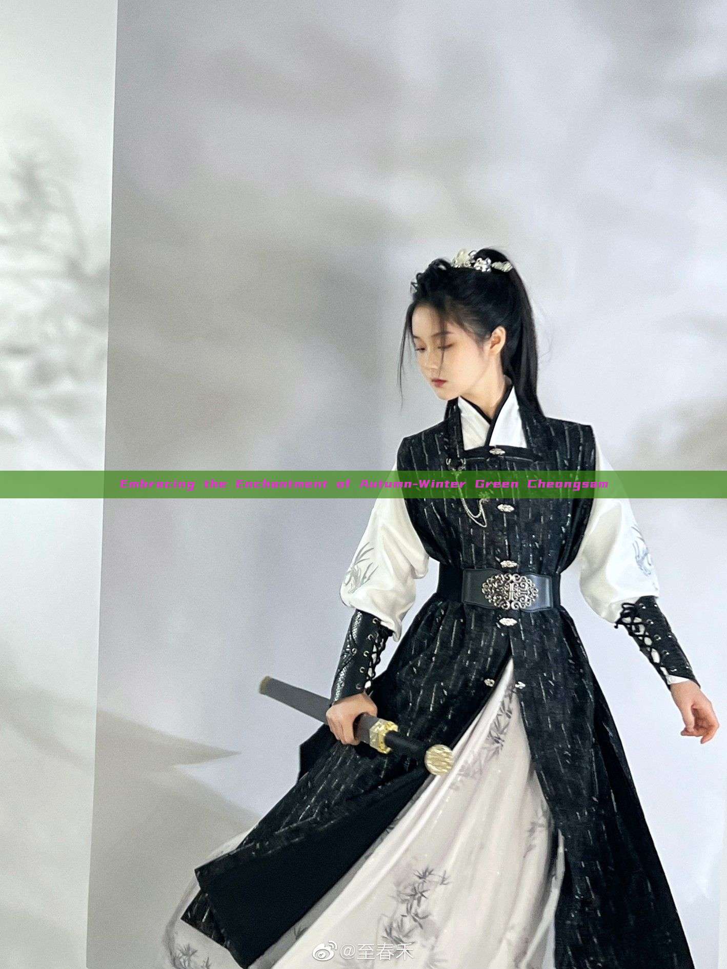 Embracing the Enchantment of Autumn-Winter Green Cheongsam Embracing the Enchantment of Autumn-Winter Green Cheongsam