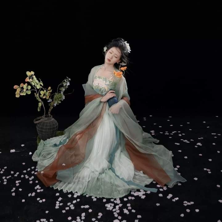 Spring Splendor:The Revival of Hanfu in Vibrant Colors Spring Splendor:The Revival of Hanfu in Vibrant Colors
