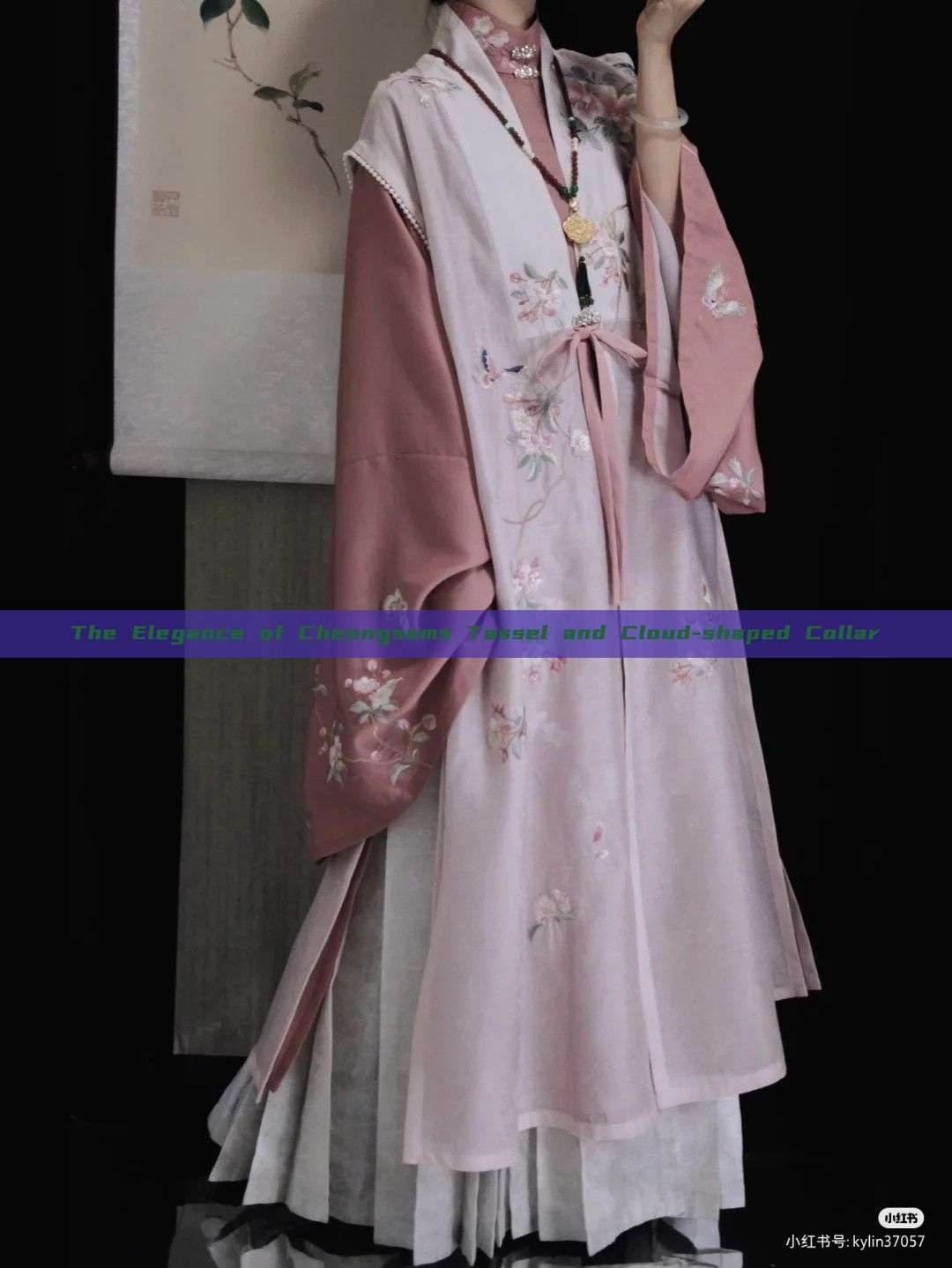 The Elegance of Cheongsams Tassel and Cloud-shaped Collar The Elegance of Cheongsams Tassel and Cloud-shaped Collar