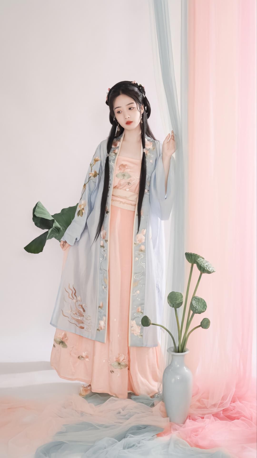 Ethereal Beauty in Traditional Chinese Fashion:The Enchanting Journey of a Girl in Hanfu 汉服)