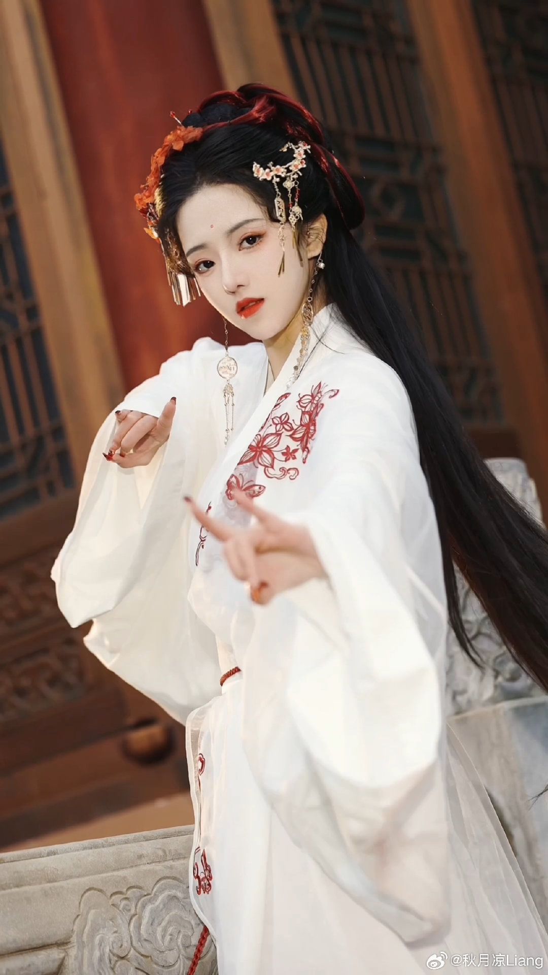 The Elegance of a Two-Piece Cheongsam:A Traditional Chinese Outfit The Elegance of a Two-Piece Cheongsam:A Traditional Chinese Outfit