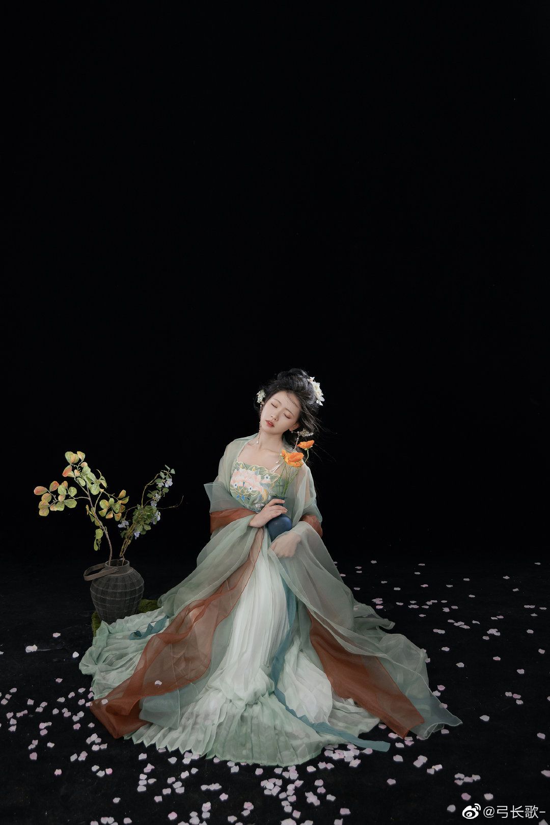Li Bais Hanfu Style in Childrens Fashion:An Insight into Traditional Chinese Culture Li Bais Hanfu Style in Childrens Fashion:An Insight into Traditional Chinese Culture