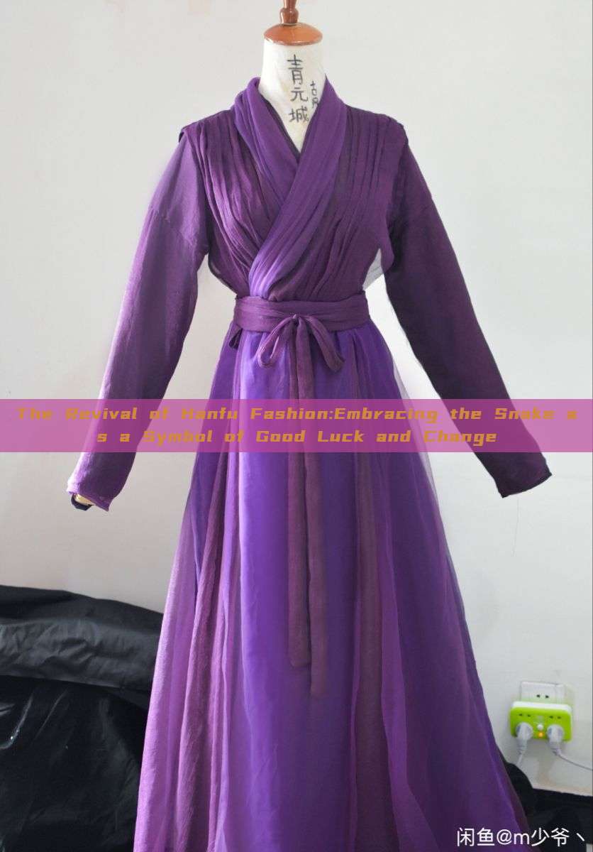 The Revival of Hanfu Fashion:Embracing the Snake as a Symbol of Good Luck and Change