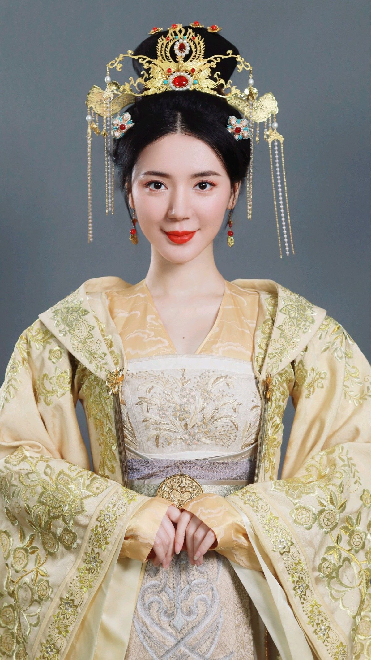 Bridal Morning Qipao Session:The Elegance of a Traditional Chinese Attire Bridal Morning Qipao Session:The Elegance of a Traditional Chinese Attire