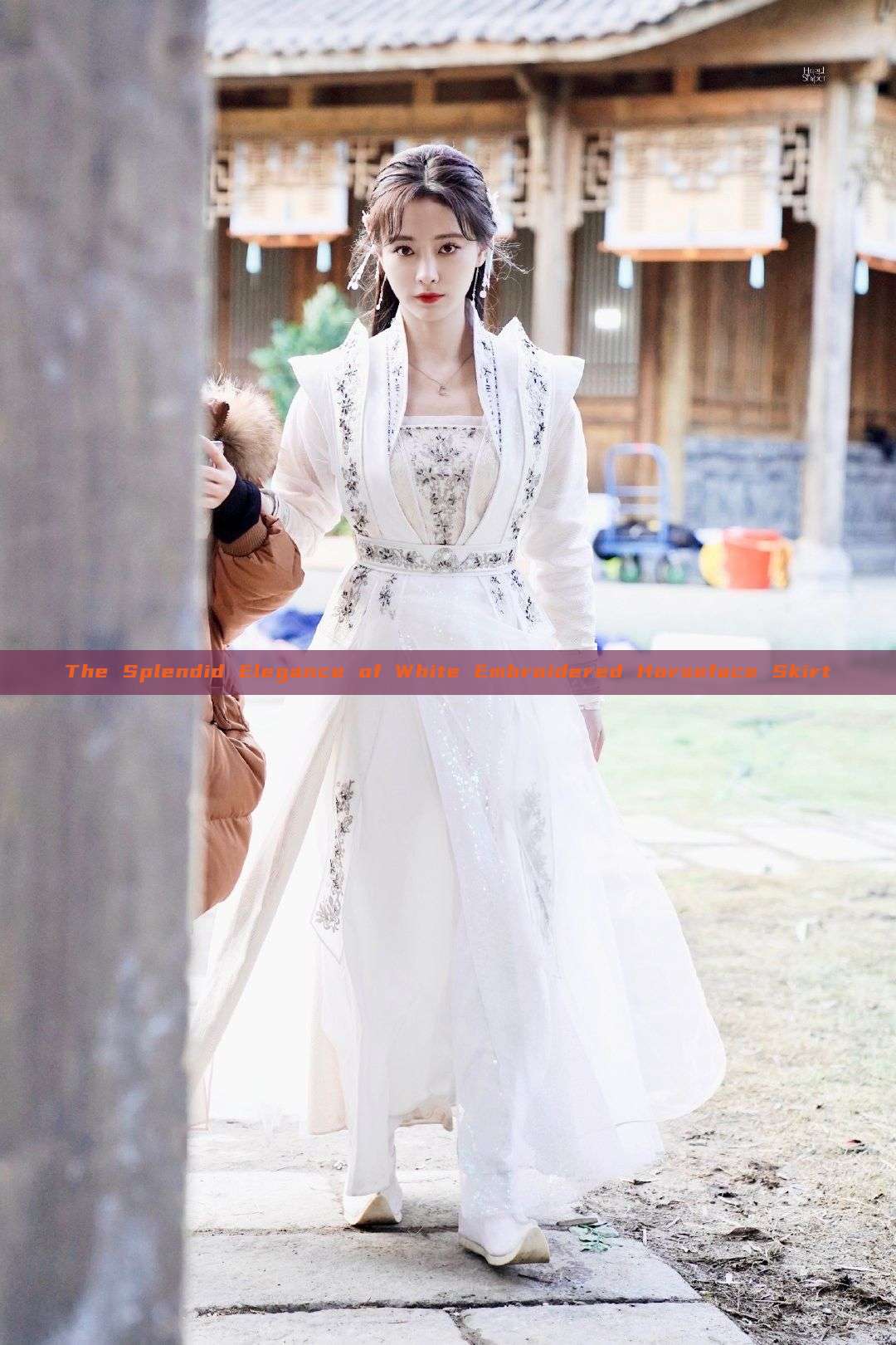 The Splendid Elegance of White Embroidered Horseface Skirt The Splendid Elegance of White Embroidered Horseface Skirt