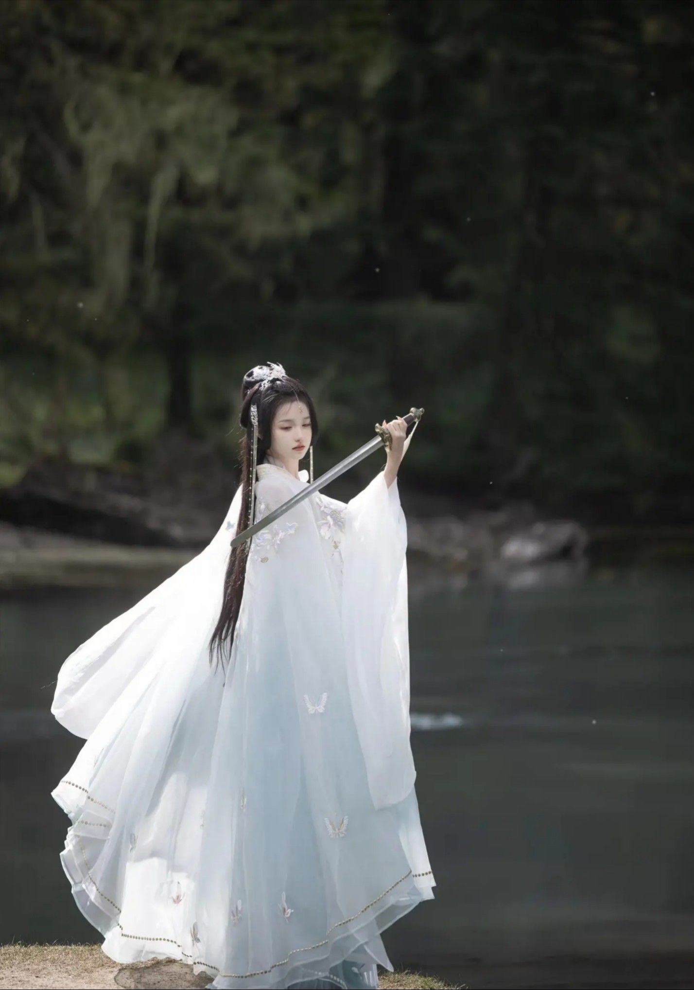 Soft Satin Cheongsam:A Glance into Traditional Chinese Elegance
