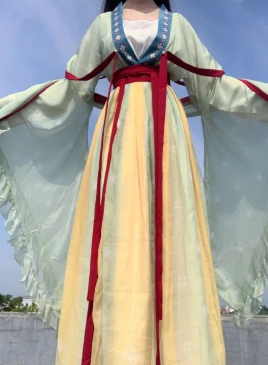 Orange Threads and the Revival of Hanfu:A Journey into Traditional Chinese Fashion Orange Threads and the Revival of Hanfu:A Journey into Traditional Chinese Fashion