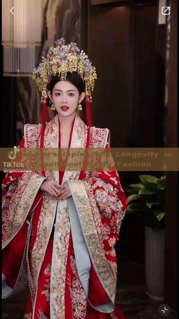 Moon-Worshipping and Longevity in Traditional Hanfu Fashion Moon-Worshipping and Longevity in Traditional Hanfu Fashion
