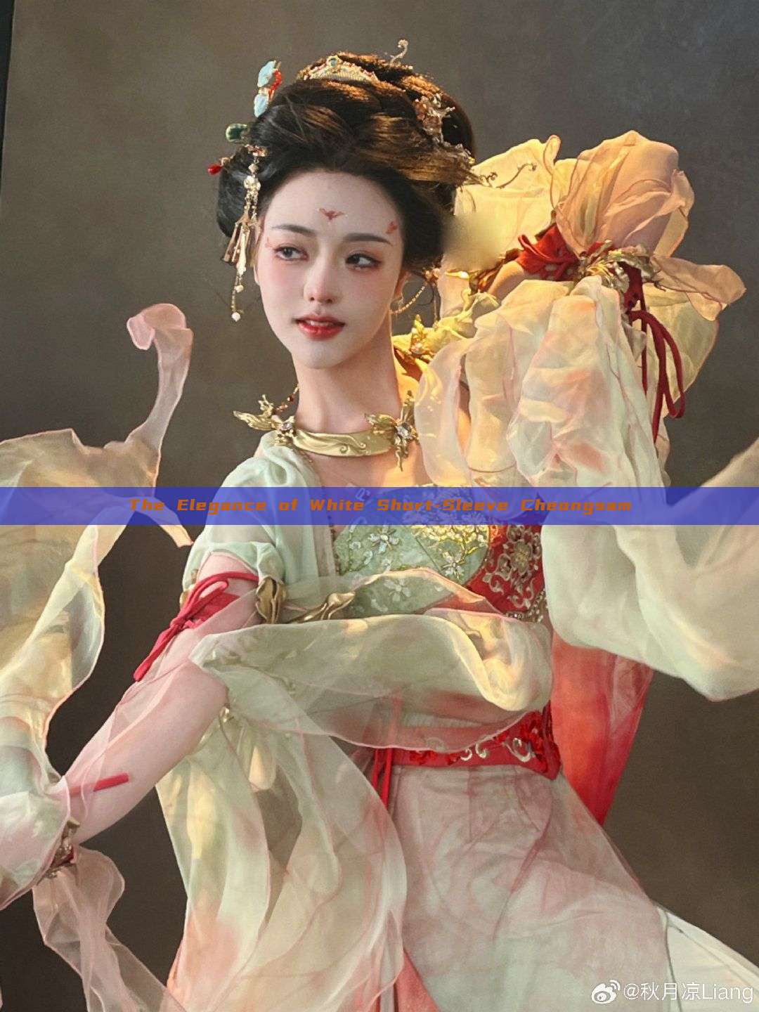 The Elegance of White Short-Sleeve Cheongsam The Elegance of White Short-Sleeve Cheongsam