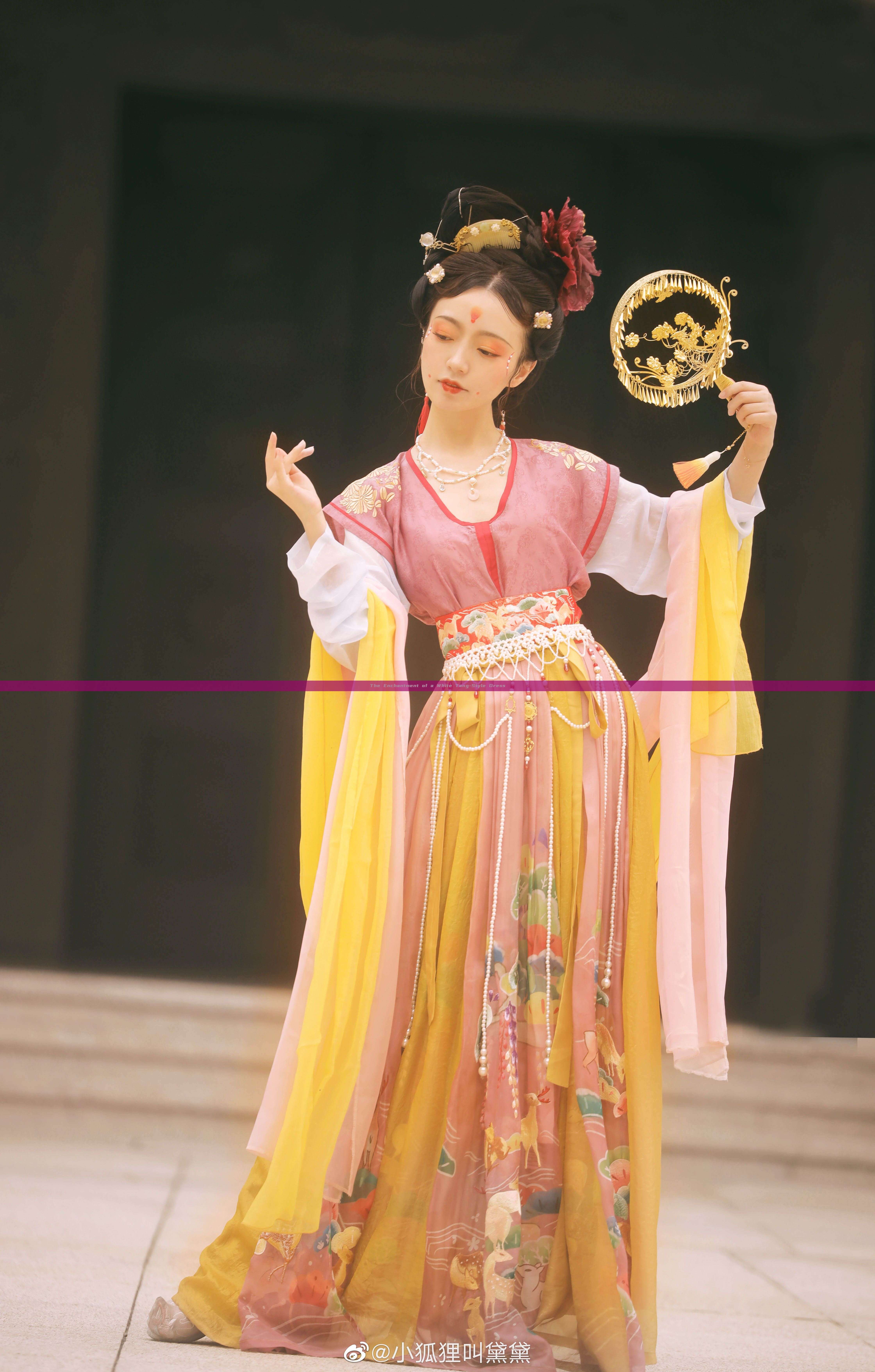 The Enchantment of a White Tang-Style Dress The Enchantment of a White Tang-Style Dress