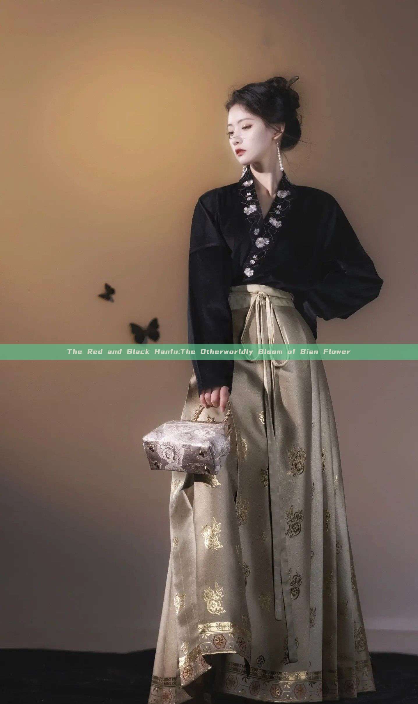 The Red and Black Hanfu:The Otherworldly Bloom of Bian Flower The Red and Black Hanfu:The Otherworldly Bloom of Bian Flower