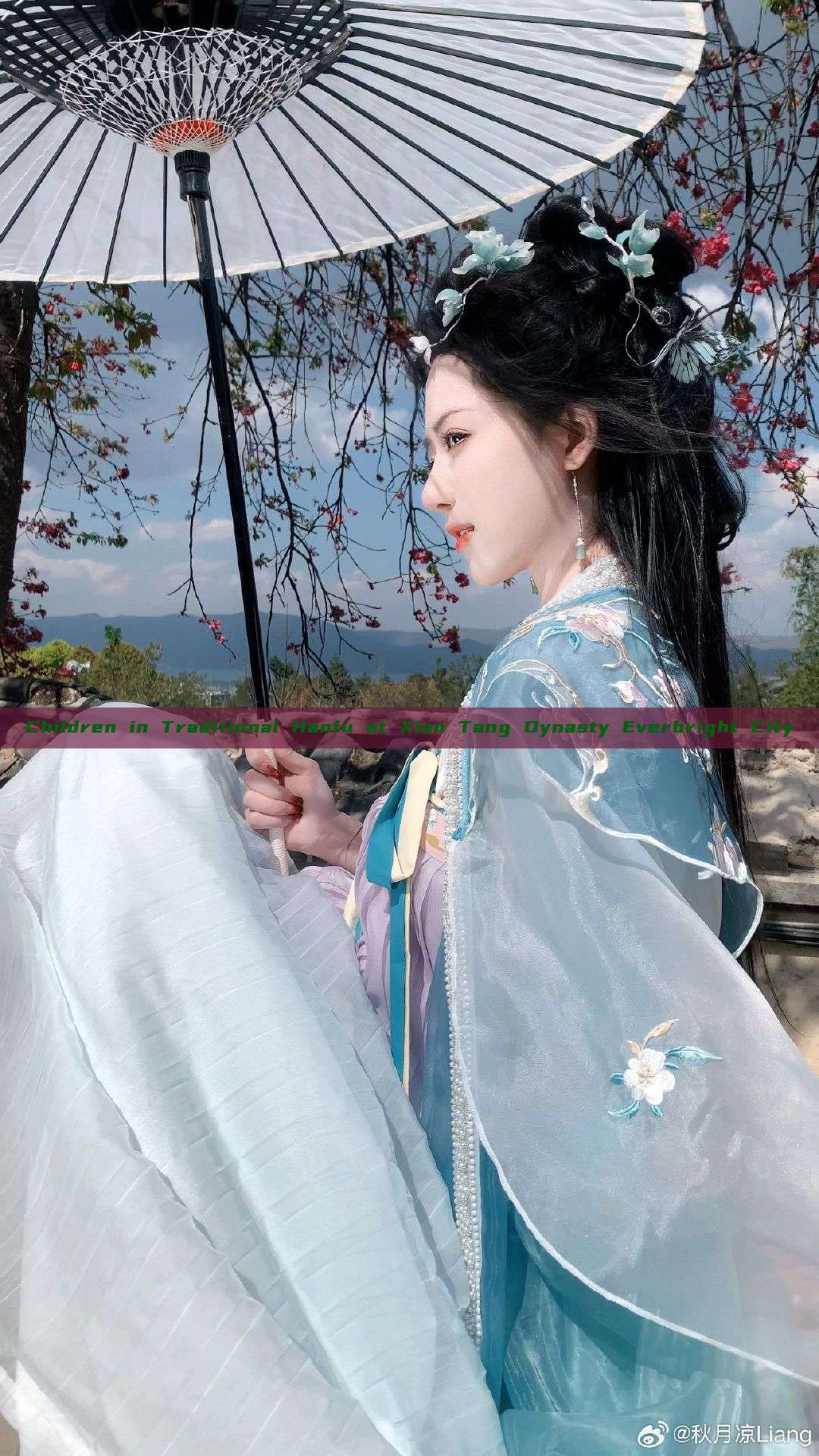 Children in Traditional Hanfu at Xian Tang Dynasty Everbright City Children in Traditional Hanfu at Xian Tang Dynasty Everbright City