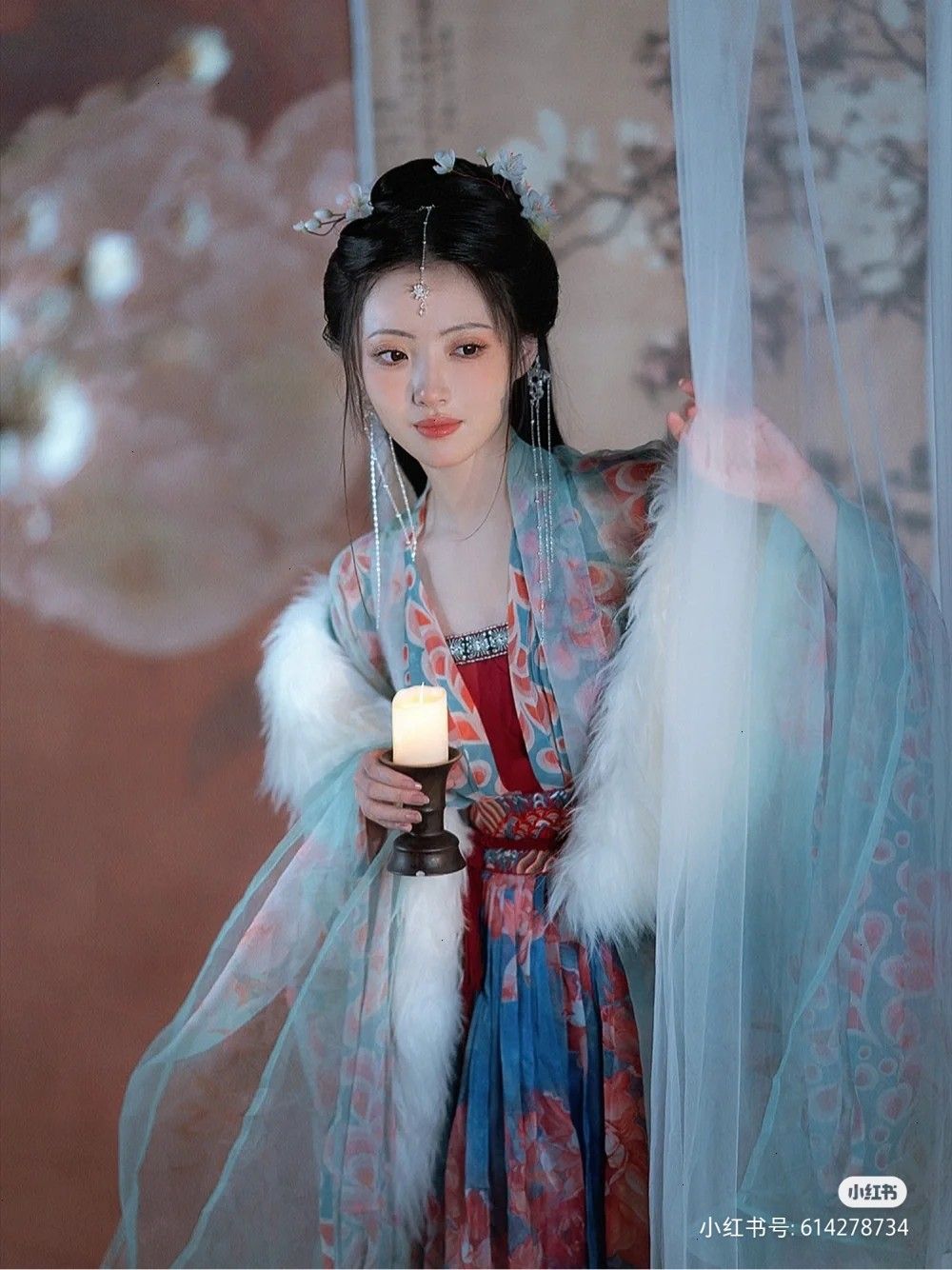 Winter Fashion in the Han Style of the Wei and Jin Dynasties Winter Fashion in the Han Style of the Wei and Jin Dynasties