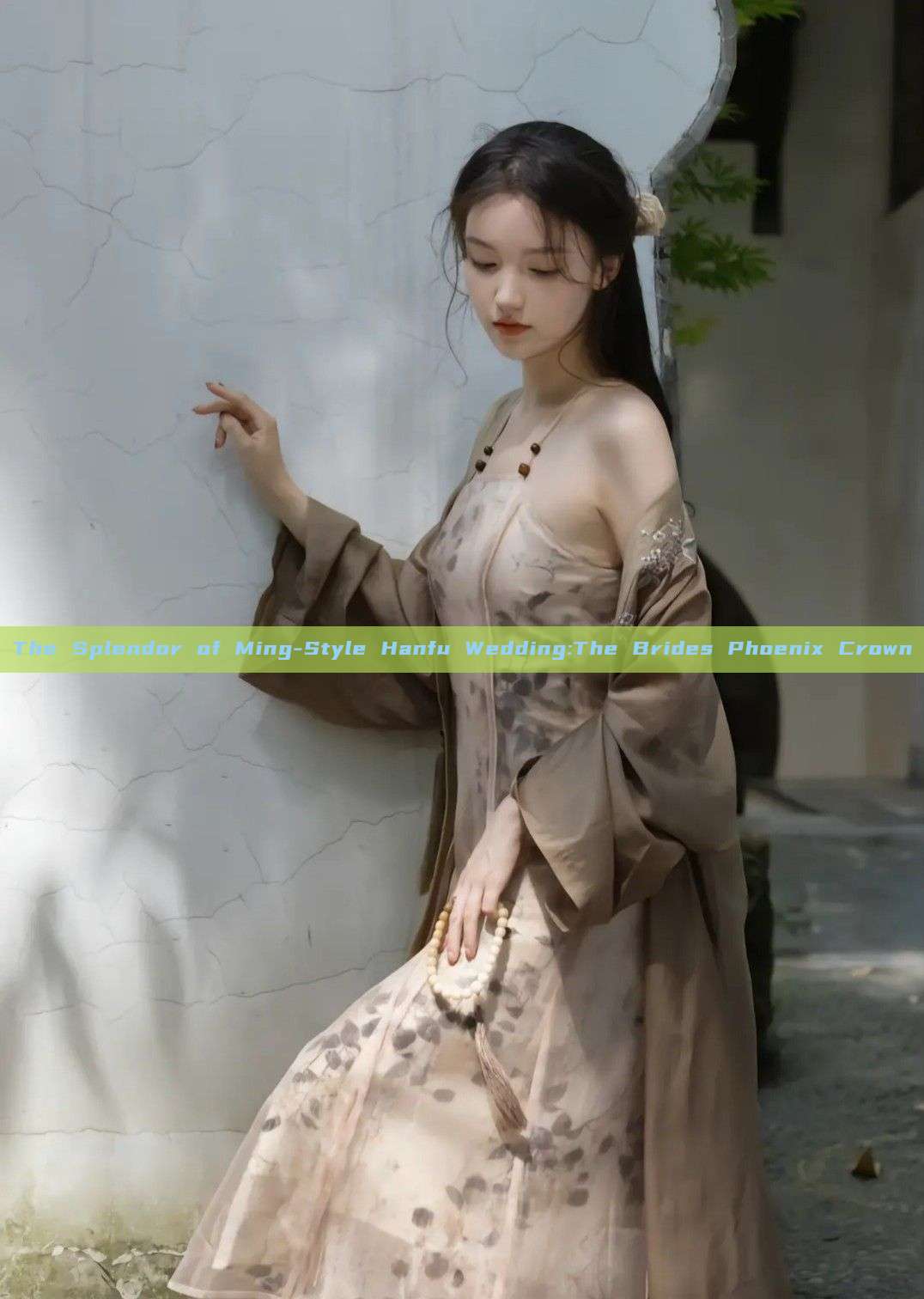 The Splendor of Ming-Style Hanfu Wedding:The Brides Phoenix Crown The Splendor of Ming-Style Hanfu Wedding:The Brides Phoenix Crown