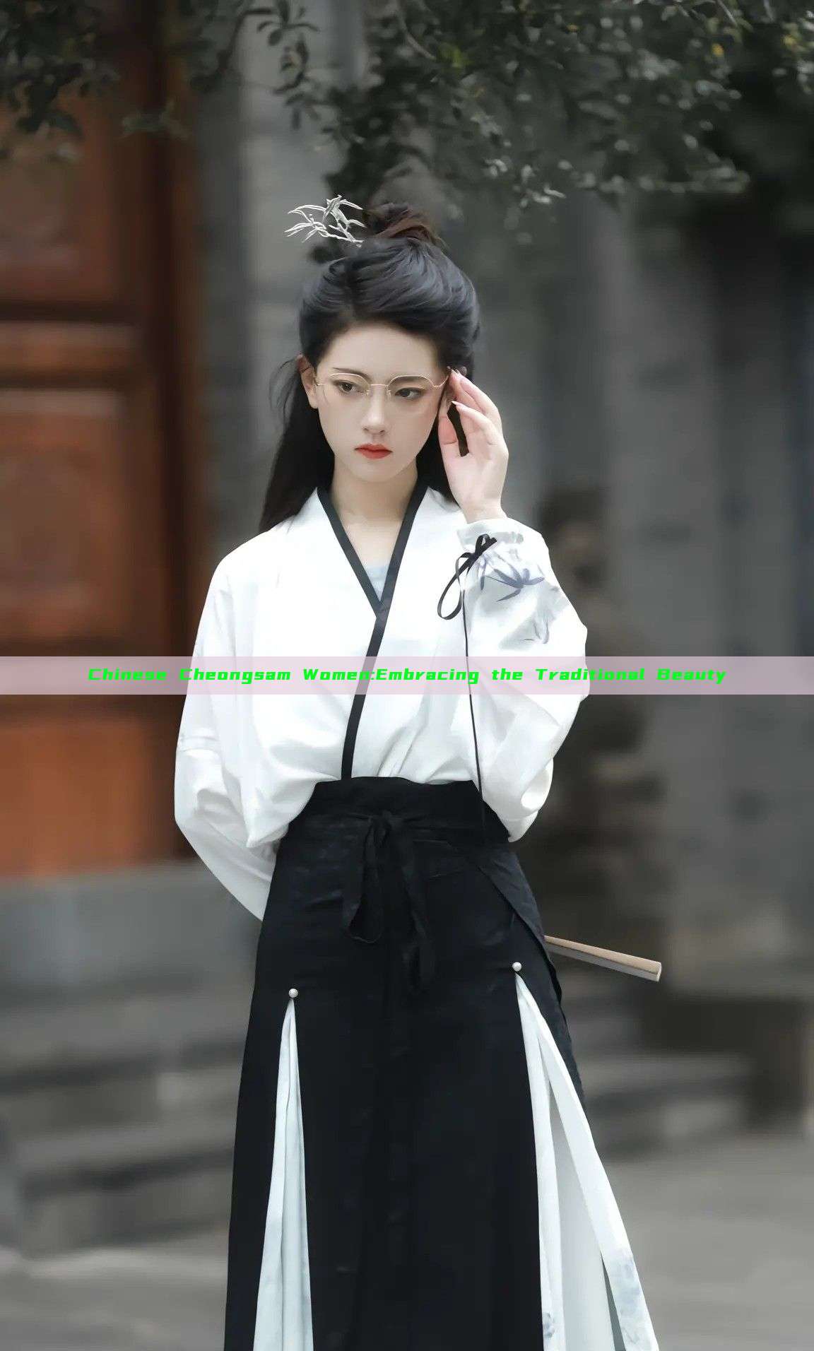 Chinese Cheongsam Women:Embracing the Traditional Beauty Chinese Cheongsam Women:Embracing the Traditional Beauty