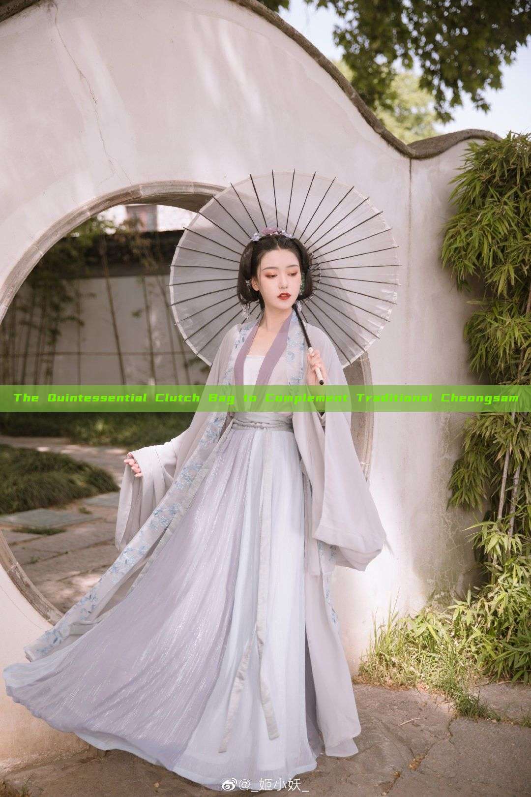 The Quintessential Clutch Bag to Complement Traditional Cheongsam The Quintessential Clutch Bag to Complement Traditional Cheongsam