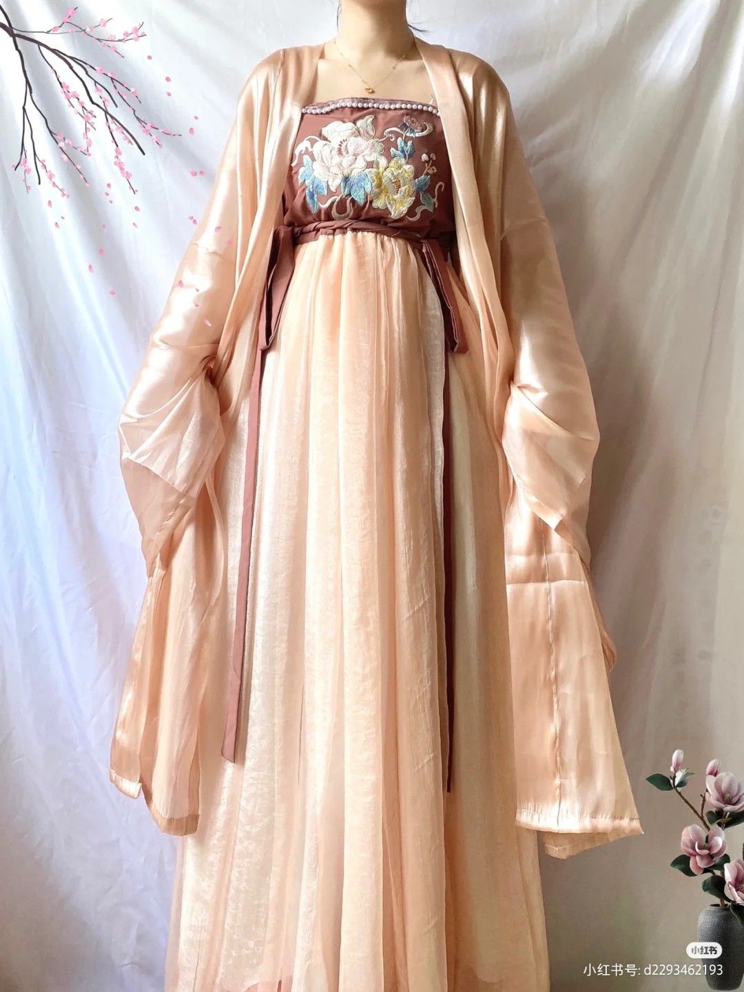 The Rise of White Hanfu among College Students The Rise of White Hanfu among College Students