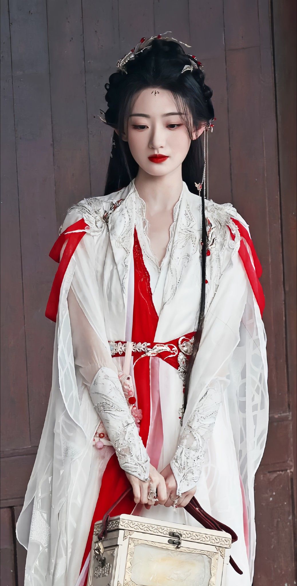 The Dominant Charm of Traditional Hanfu Costume in the Hands of a Middle School Student