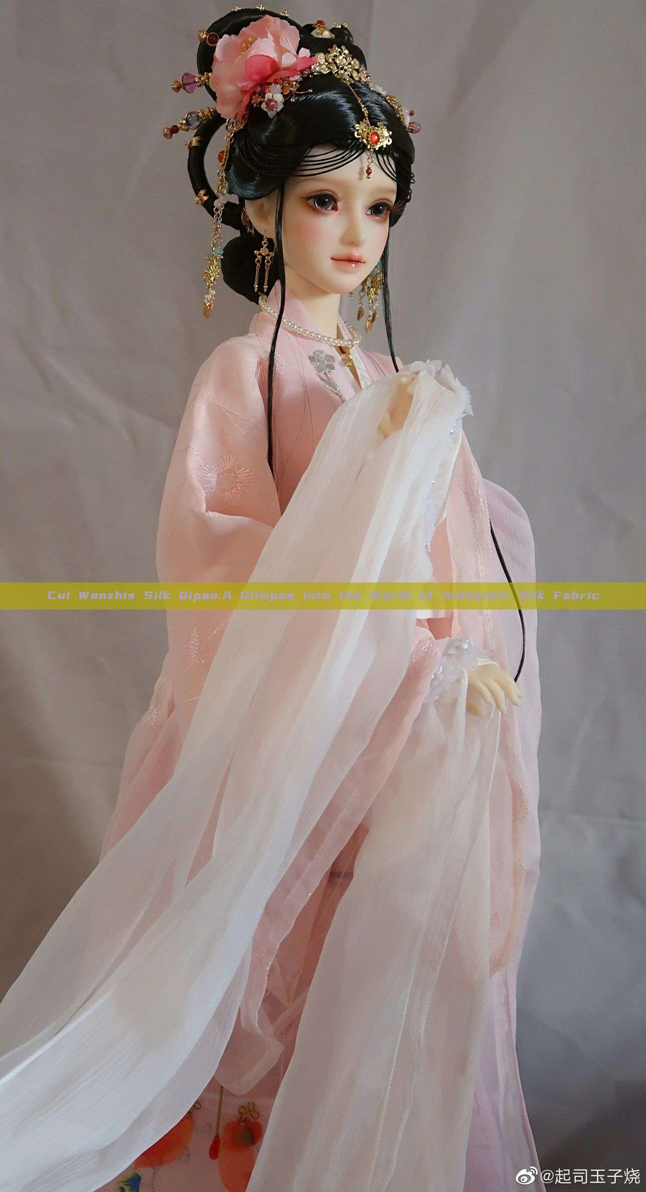Cui Wanzhis Silk Qipao:A Glimpse into the World of Authentic Silk Fabric Cui Wanzhis Silk Qipao:A Glimpse into the World of Authentic Silk Fabric