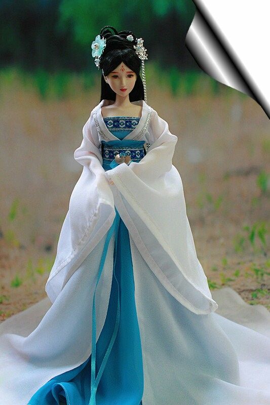 Summer Commuting in Light Hanfu:The Rise of Chinese Elements in Casual Fashion Summer Commuting in Light Hanfu:The Rise of Chinese Elements in Casual Fashion