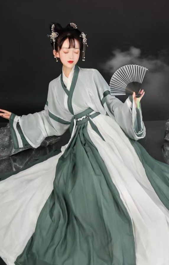 The Integration of Traditional Hanfu and Modern Wigs in Ming-Style Fashion The Integration of Traditional Hanfu and Modern Wigs in Ming-Style Fashion