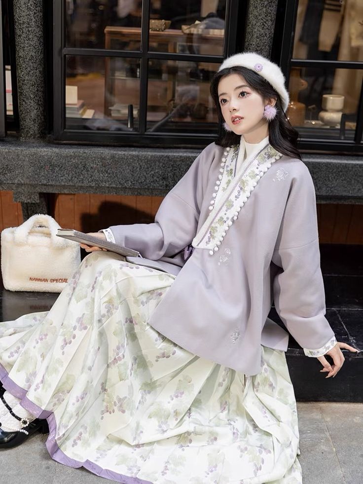 The Charm of Cheongsam Ensemble:A Closer Look at the Traditional Qipao Set Dress The Charm of Cheongsam Ensemble:A Closer Look at the Traditional Qipao Set Dress