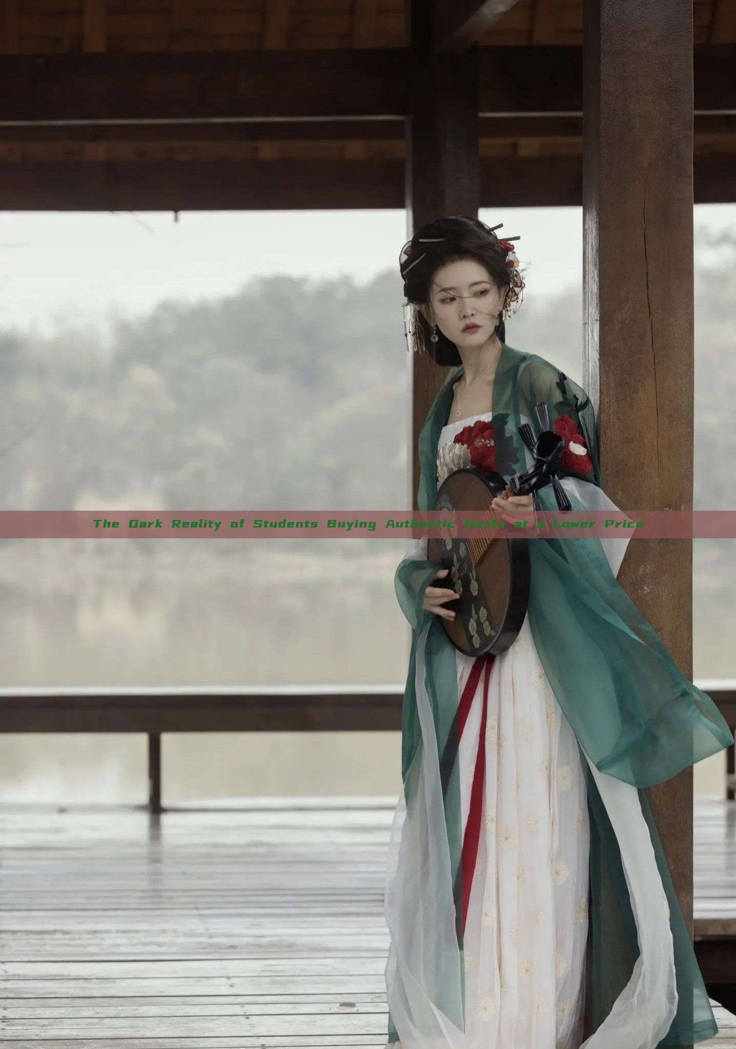 The Dark Reality of Students Buying Authentic Hanfu at a Lower Price The Dark Reality of Students Buying Authentic Hanfu at a Lower Price