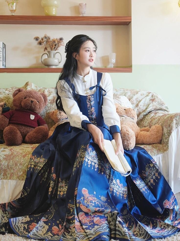 The Fusion of Traditional Elegance:Hanfu Dance of Guanshan Liquor The Fusion of Traditional Elegance:Hanfu Dance of Guanshan Liquor