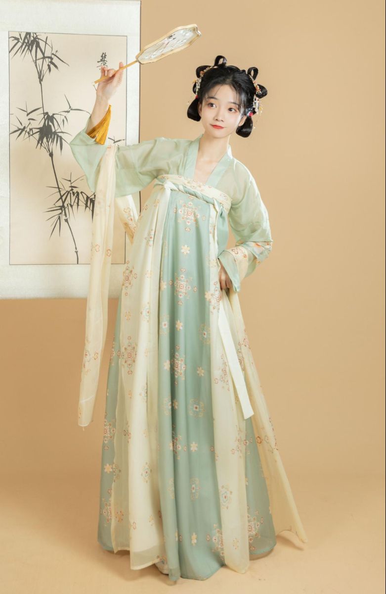 Winter Style with a Light-Colored Skirt of Horseface Cloth Winter Style with a Light-Colored Skirt of Horseface Cloth