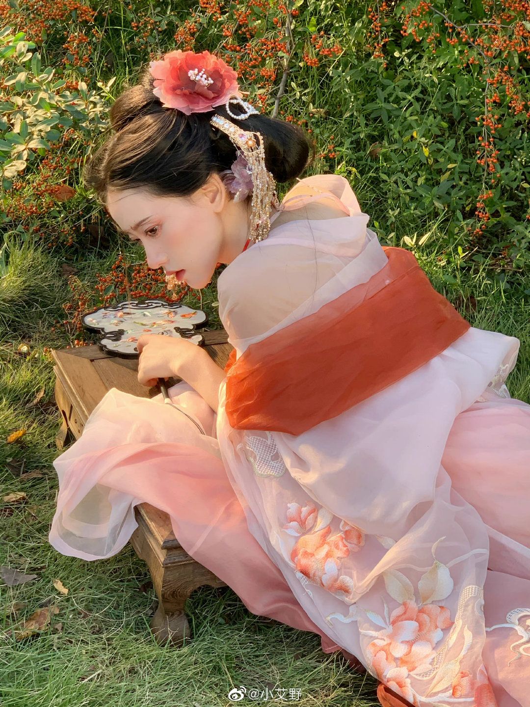 The Role of Bamboo Flutes as Props for Hanfu Photo Shoots